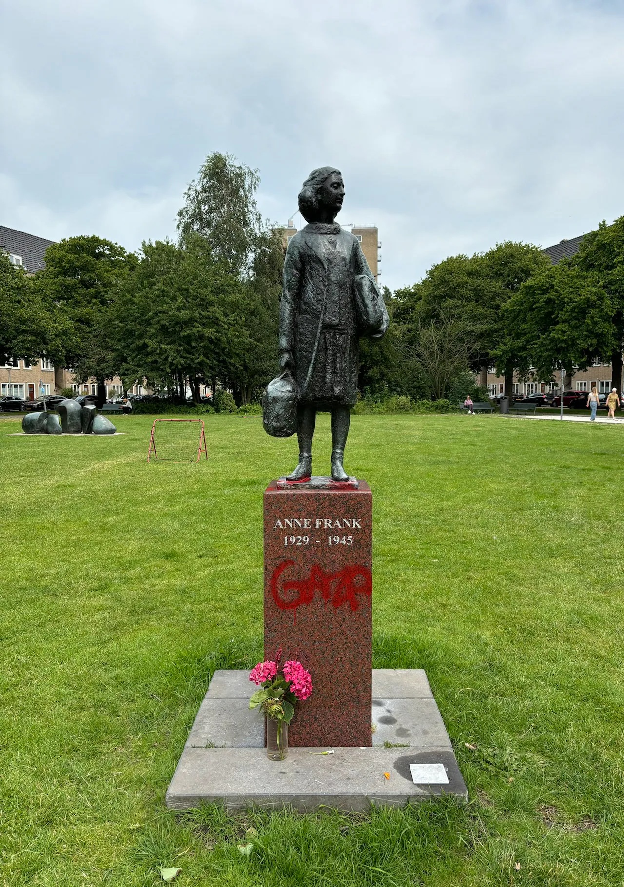 het-anne-frank-monument-is-beklad-2